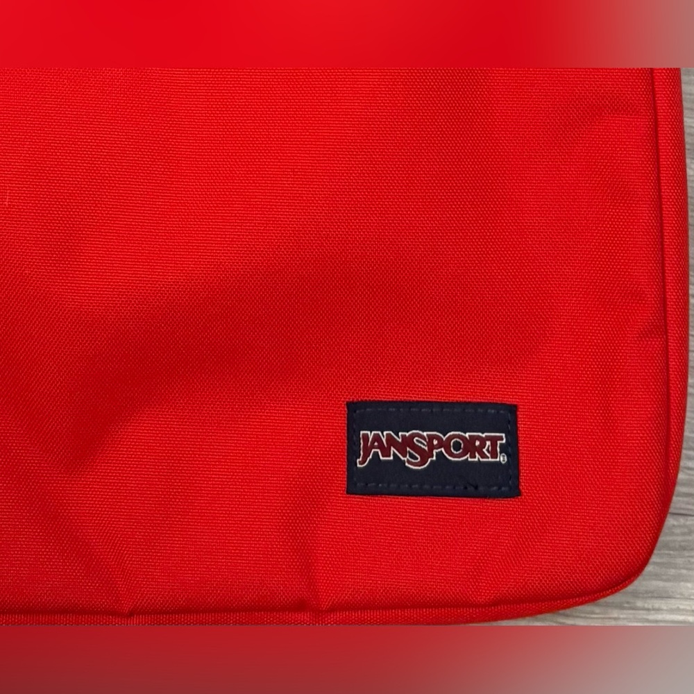Jansport 15" LAPTOP SLEEVE - High Risk Red
Protective plush lined - Picture 5 of 6